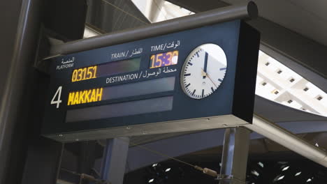 Elektronisches-Schild-Des-Haramain-Zuges-Nach-Mekka