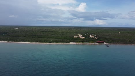 Cozumel-coastline-with-lush-greenery-and-beachfront-properties,-aerial-view