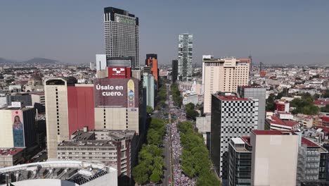 Luftaufnahmen-Fangen-Den-Frauentagsmarsch-Auf-Der-Avenida-Reforma-In-Mexiko-Stadt-An-Einem-Sonnigen-Tag-Ein