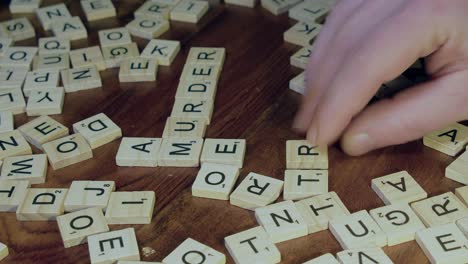 Die-Wörter-„America“-Und-„Mord“-Werden-Mit-Scrabble-Buchstabensteinen-Gebildet