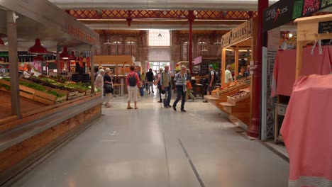 En-Marché-Couvert-Colmar,-Una-Veintena-De-Comerciantes-Acogen-A-La-Gente-Y-Ofrecen-Productos-De-Alta-Calidad:-Frutas-Y-Verduras,-Carnicería,-Quesería,-Panadería-Y-Pastelería.