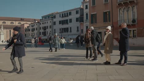 Venedig-Platz-Mit-Touristen-Und-Einheimischen-Flanieren