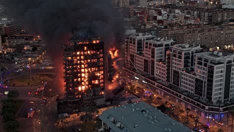 Brennendes-Gebäude-In-Valencia-Per-Drohne-Gefilmt