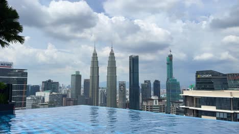 Blick-Auf-Die-Skyline-Der-Stadt-Kuala-Lumpur-Mit-Hohen-Gebäuden-Vom-Luxuriösen-Infinity-Pool