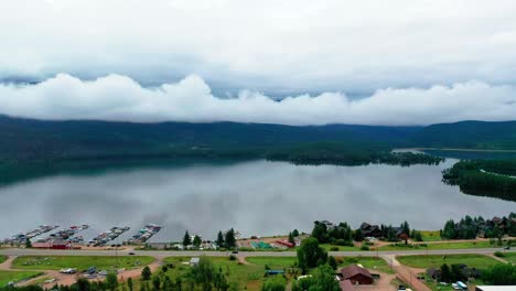 Hermoso-Gran-Lago-En-Las-Montañas-Rocosas-De-Colorado-Con-Nubes-Reflejándose-En-El-Agua-En-Un-Tranquilo-Día-De-Verano