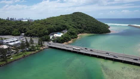 Luftaufnahme-Von-Autos,-Die-Auf-Dem-Gold-Coast-Highway-An-Der-Tallebudgera-Creek-Bridge-In-Queensland,-Australien-Fahren