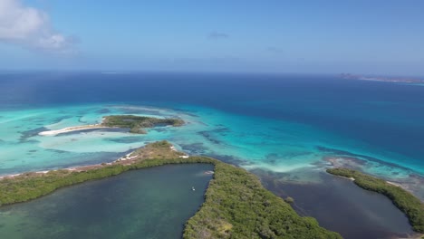 El-Bosque-De-Manglares-Y-La-Laguna-En-Los-Roques,-Venezuela,-Vibrantes-Aguas-Azules-Que-Abarcan-Islas-Verdes,-Vista-Aérea