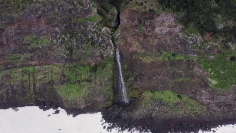 Drohnenvideo-Eines-Wasserfalls-Auf-Madeira
