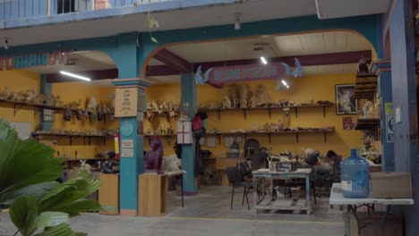 Jóvenes-Artesanos-Trabajando-En-Un-Taller-De-Artesanía-Tradicional-Mexicana-De-Arcilla-Y-Madera-En-Oaxaca