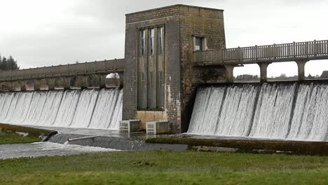 Betondammtor-Des-Llyn-Cefni-Reservoirs,-Das-Aus-Der-Lagune-Von-Llangefni-überläuft,-Ländliche-Szene-In-Anglesey