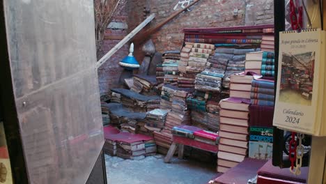 Escalera-De-Libros-Icónica-En-La-Librería-Veneciana-Biblioteca-Acqua-Alta