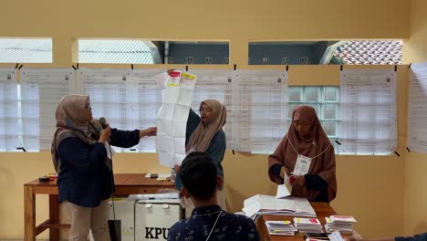 Officials-are-recapitulating-ballot-papers-after-the-voting-process