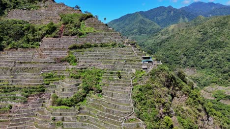 Drohnenaufnahmen-über-Den-Berühmten-Batad-Reisterrassen-Auf-Einem-Bergkamm-Im-Norden-Der-Philippinen