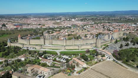 Murallas-De-La-Ciudad-Fortificada-De-Carcassonne-Y-Castillo-Medieval-En-Francia---Círculos-Aéreos-4k