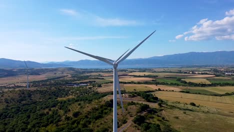 Toma-Aérea-De-Generadores-Eólicos-En-Fila-Lago-Doiran-Grecia,-Metraje