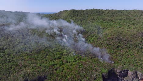 Nubes-De-Humo,-Selva-Tropical-De-Incendios-Forestales-En-La-República-Dominicana,-órbita-Aérea.