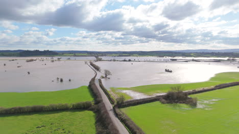 Franjas-De-Tierras-De-Cultivo-Inundadas-Por-El-Tono-Del-Río,-Después-De-Fuertes-Lluvias,-Drones