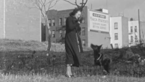 Mujer-Juega-Con-Su-Perro-En-Un-Parque-Público-En-La-Ciudad-De-Nueva-York-En-1930