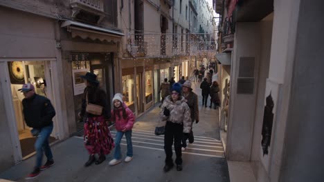 Treiben-In-Der-Abenddämmerung-In-Venezianischen-Seitenstraßen