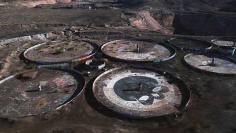 Toma-De-Drones-De-La-Mina-De-Tres-Niños,-A-Cielo-Abierto-Abandonado-Y-Espesadores-En-El-Desierto-De-Nevada-Cerca-De-Henderson,-EE.UU.