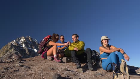 Grupo-De-Excursionistas-Sentados-En-La-Montaña-En-El-Parque-Provincial-Garibaldi,-Columbia-Británica,-Canadá