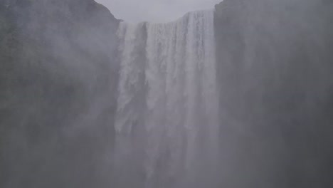 Mächtiger-Skogafoss-Wasserfall.-Aufsteigen-Und-Wasser,-Island