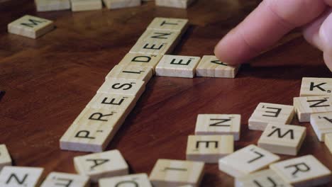 Scrabble-Buchstaben-Wurden-An-Die-Richtige-Stelle-Verschoben,-Um-Die-Wörter-„dead“-Und-„president“-Zu-Bilden