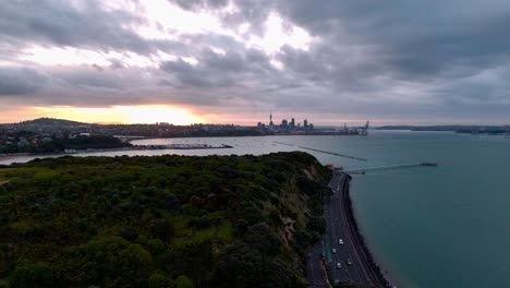 Un-Vuelo-Con-Drones-Muestra-Impresionantes-Vistas-Panorámicas-Del-Horizonte-Y-El-Puerto-De-Auckland