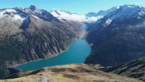 Blick-Auf-Den-Bergsee-Schlegeis-Bei-Einer-Wanderung-Auf-Der-Olpererhütte-In-Den-Zillertaler-Alpen,-Österreich---4K-Luftaufnahme