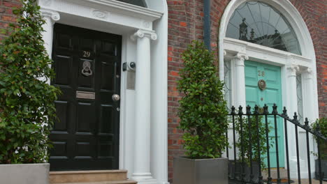 Menschen-Gehen-Entlang-Der-Straße-Vor-Einem-Haus-Mit-Typischer-Türschwelle-In-Dublin,-Irland