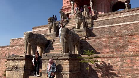 Este-Es-Un-Templo-De-Shiva-Muy-Concurrido-En-Bhaktapur,-Nepal.