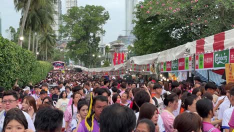 Escena-De-Multitudes-De-Devotos-Que-Fluyen-Hacia-Johor-Bahru,-Antiguo-Templo-Chino-&#39;xing-Gong&#39;-Malasia-Durante-Chingay