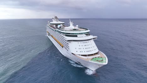 Riesiges-Kreuzfahrtschiff-Der-Royal-Caribbean-Navigiert-Im-Offenen-Ozean