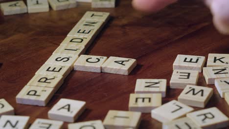 Wählen-Sie-Fokus-Nahaufnahme:-Scrabble-Buchstabensteine-Bilden-Wörter-Präsident,-Betrug