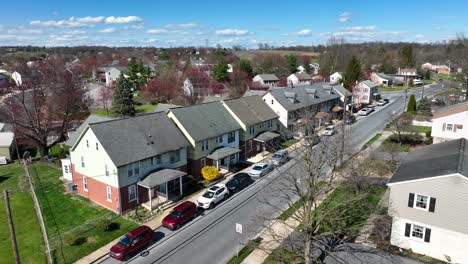 Idyllische-Amerikanische-Wohngegend-An-Einem-Sonnigen-Tag-Im-Frühling