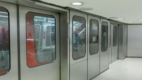 The-Plane-Train-automated-people-mover-arrives-at-the-B-concourse-in-Hartsfield–Jackson-Atlanta-International-Airport-view-from-loading-area-through-doors