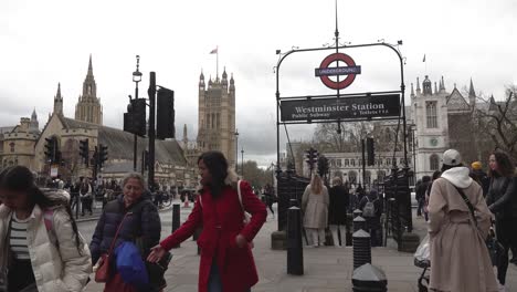 Tourists-walking-around-Westminster-with-the-Houses-of-Parliament-in-the-background