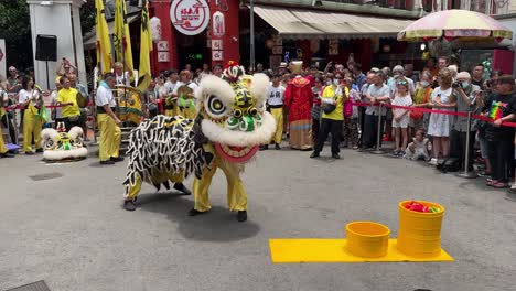 Gente-Abarrotada-Para-Ver-La-Danza-Del-León-Callejero-En-Chinatown,-Singapur