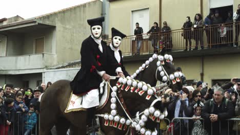 Riders-in-masks-on-horses-at-the-Sartiglia-feast-and-parade,-Oristano-carnival,-Sardinia,-Italy