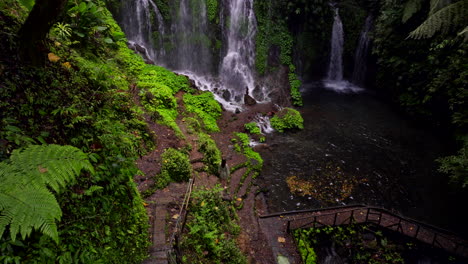 Rückansicht-Einer-Frau,-Die-Steht-Und-Den-Natürlichen-Pool-Des-Banyu-Wana-Amertha-Wasserfalls-Bewundert,-Exotischer-Ort-Auf-Bali-In-Indonesien