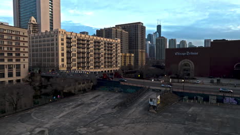 Luftaufnahme-Des-Aufstiegs-Vor-Der-Chicago-Tribune,-Der-Die-Skyline-Der-Stadt-Bei-Sonnenuntergang-Enthüllt