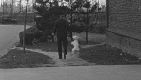 Mann-Winkt-Zum-Abschied-Und-Geht-Mit-Dem-Hund-Im-Park-Spazieren-(1930er-Jahre)