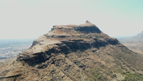 Drone-Acercándose-A-La-Colina-Cerca-De-Mumbai-A-La-Carretera-Nacional-De-Agra-En-Maharashtra-Kalsubai-Pico-Fuerte-Chandwad