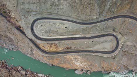 Vista-Aérea-De-Pájaro-De-La-Sinuosa-Carretera-Jaglot-Skardu---Jsr-Que-Conecta-La-Región-De-Gilgit-Con-Baltistan-Región-De-Gilgit-Baltistan