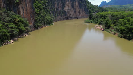 Drohne-Fährt-Langsam-Den-Mekong-Hinunter-In-Der-Hitze-Von-Laos