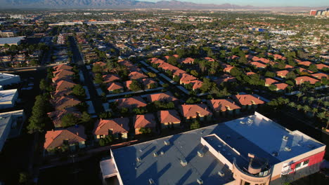 Luftaufnahme-Einer-Wohnanlage-In-Den-Vororten-Von-Spring-Valley-In-Las-Vegas,-USA,-Bei-Sonnenlicht-Zur-Goldenen-Stunde