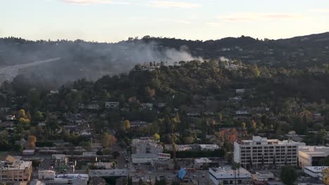 Incendio-En-Las-Colinas-Sobre-Casas-Multimillonarias-En-Encino,-California---Vista-Aérea