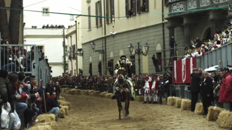 Su-Componidori-Reiten-Beim-Sartiglia-Fest-Und-Der-Parade,-Karneval-In-Oristano,-Sardinien,-Italien,-Reiter-In-Zeitlupe