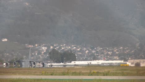Gran-Avión-Militar-En-El-Aeropuerto.