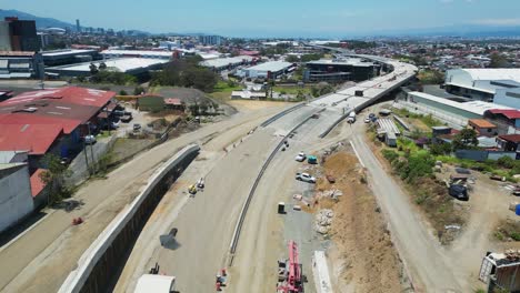 Drohnenaufnahme-Eines-Tunnelausgangs,-Der-Als-Verbindung-Zur-Autobahn-Gebaut-Wird